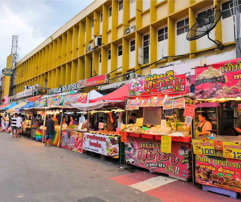 บรรยากาศตลาดท่าน้ำนนท์ที่คึกคัก 5 นาทีจาก Amina Residence ตลาดท่าน้ำนนท์ ของกินสตรีทฟู้ดตลาดนนท์