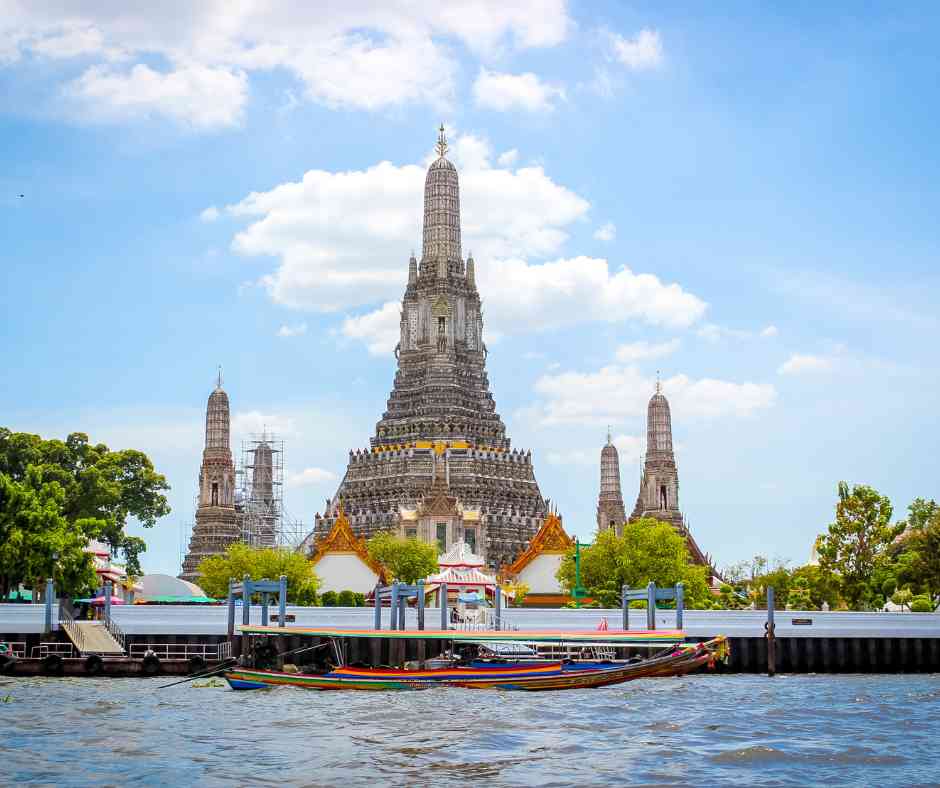ท่าวัดอรุณ (Wat Arun Pier) ชมวัดอรุณฯ, ถ่ายรูปย้อนแสงสวยๆ, หรือนั่งเรือข้ามฟากไป วัดโพธิ์ (Wat Pho)